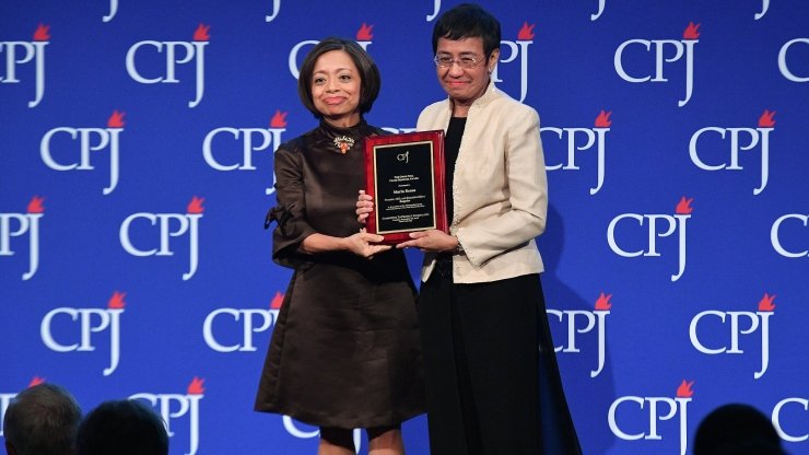 Maria Ressa (right), shown accepting an award from the Committee to Protect Journalists, is an expert on fighting authoritarianism.