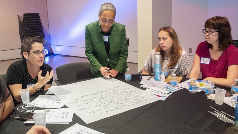 Participants brainstorm about visions for local media.