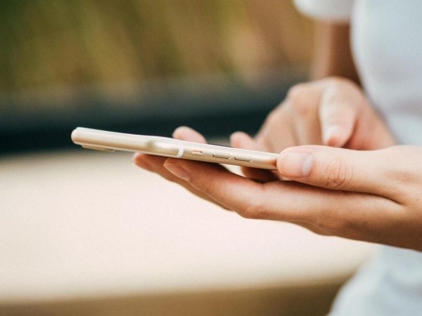 Person using cellphone