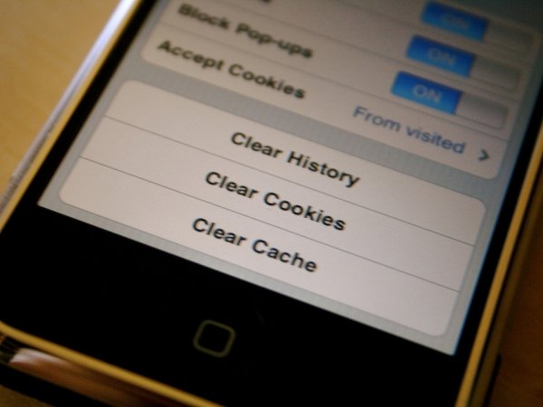 Cellphone reading "Clear history, clear cookies, clear cache"