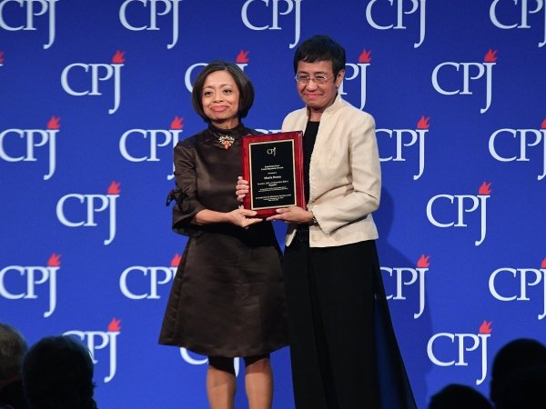 Maria Ressa (right), shown accepting an award from the Committee to Protect Journalists, is an expert on fighting authoritarianism.