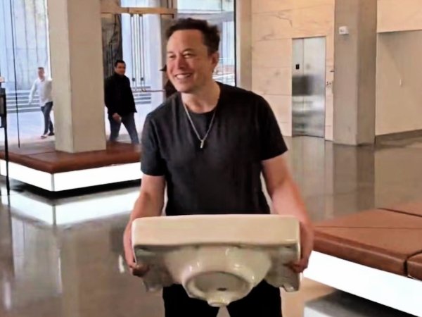 Video screenshot of Musk carrying a sink into Twitter headquarters during his first day on the job