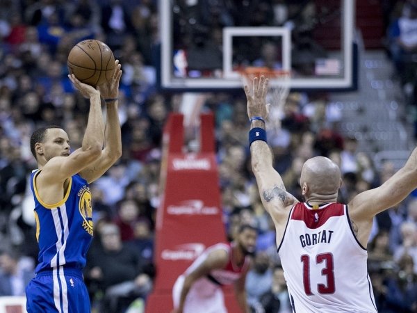 Golden State Warrior Steph Curry shooting a basket