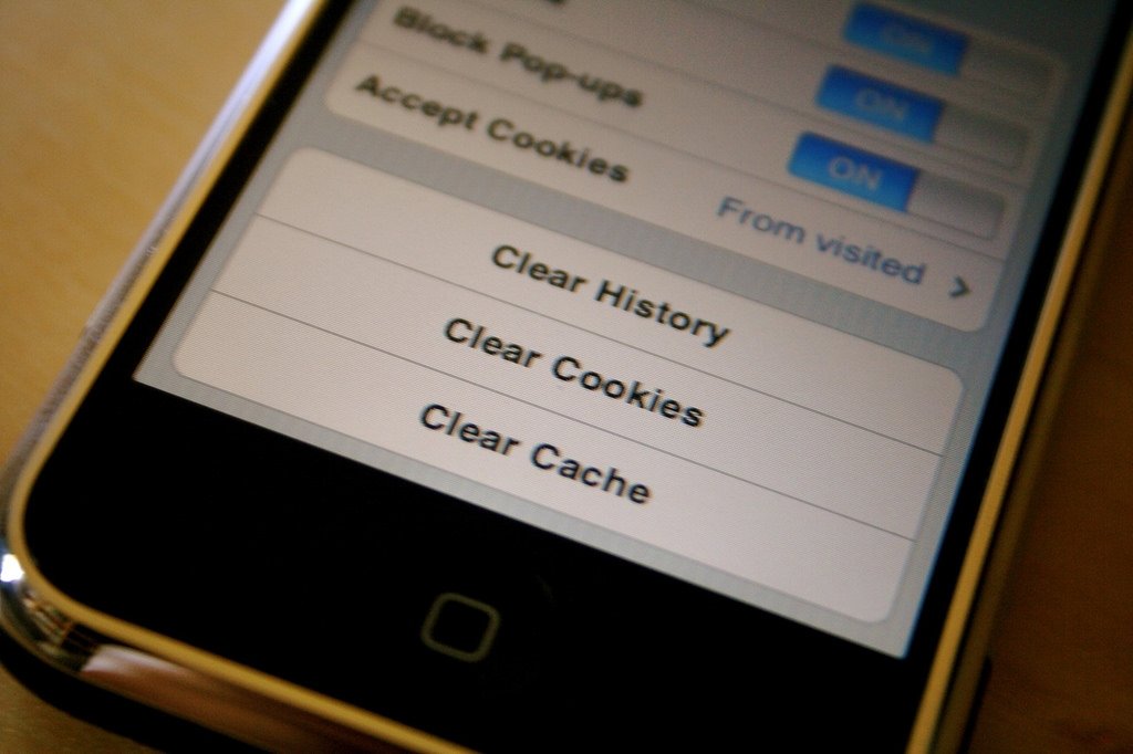 Cellphone reading "Clear history, clear cookies, clear cache"