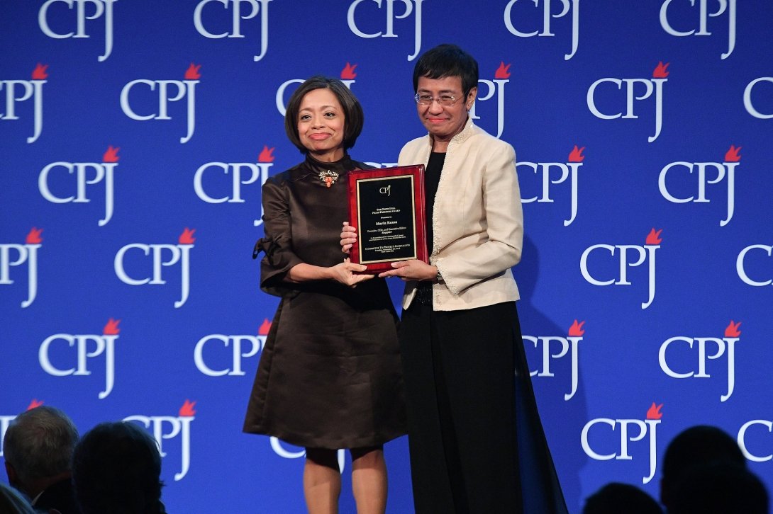 Maria Ressa (right), shown accepting an award from the Committee to Protect Journalists, is an expert on fighting authoritarianism.