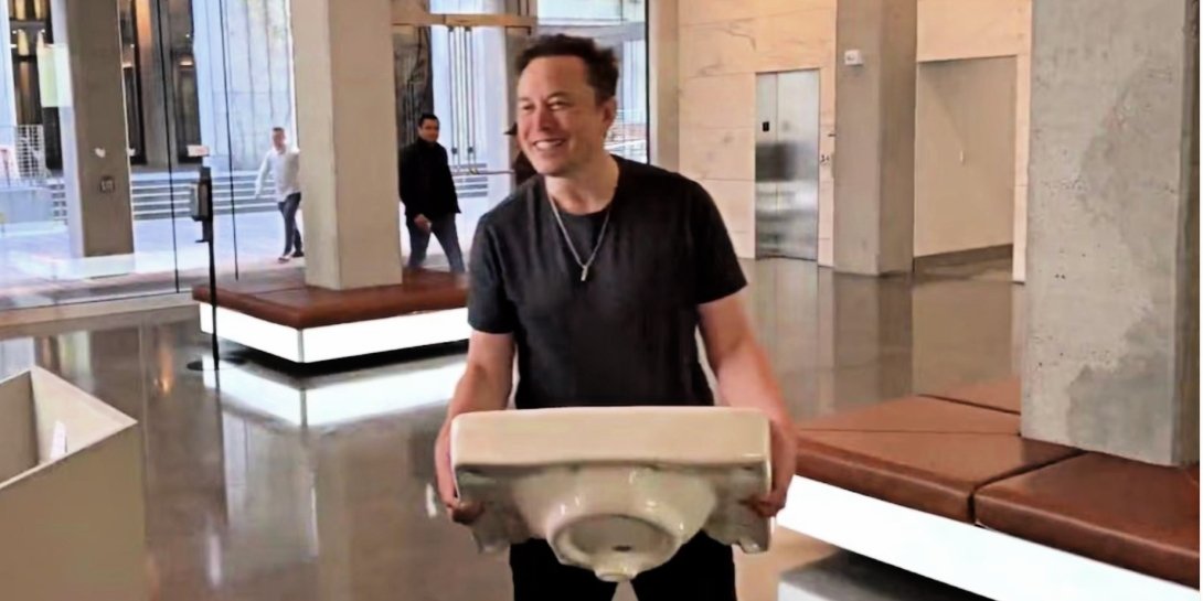 Video screenshot of Musk carrying a sink into Twitter headquarters during his first day on the job