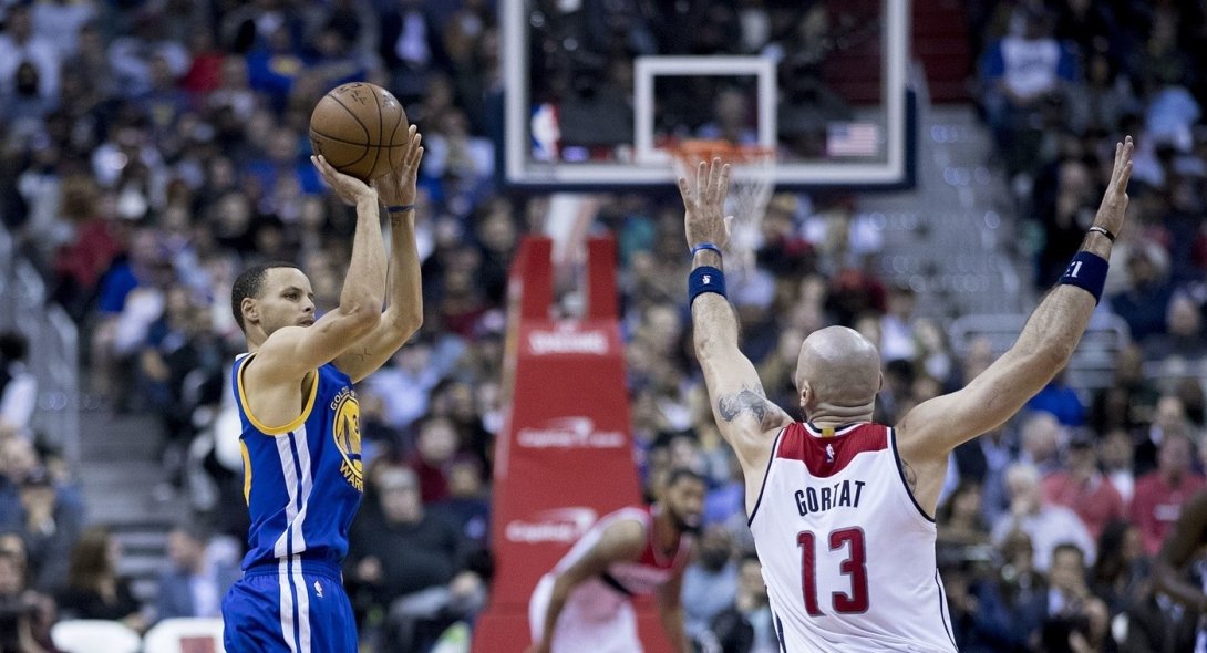 Golden State Warrior Steph Curry shooting a basket